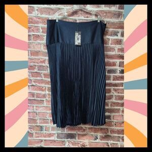 💃 Future Collective XXL Pleated Drop Waist Maxi Skirt – Elegant‎ Navy